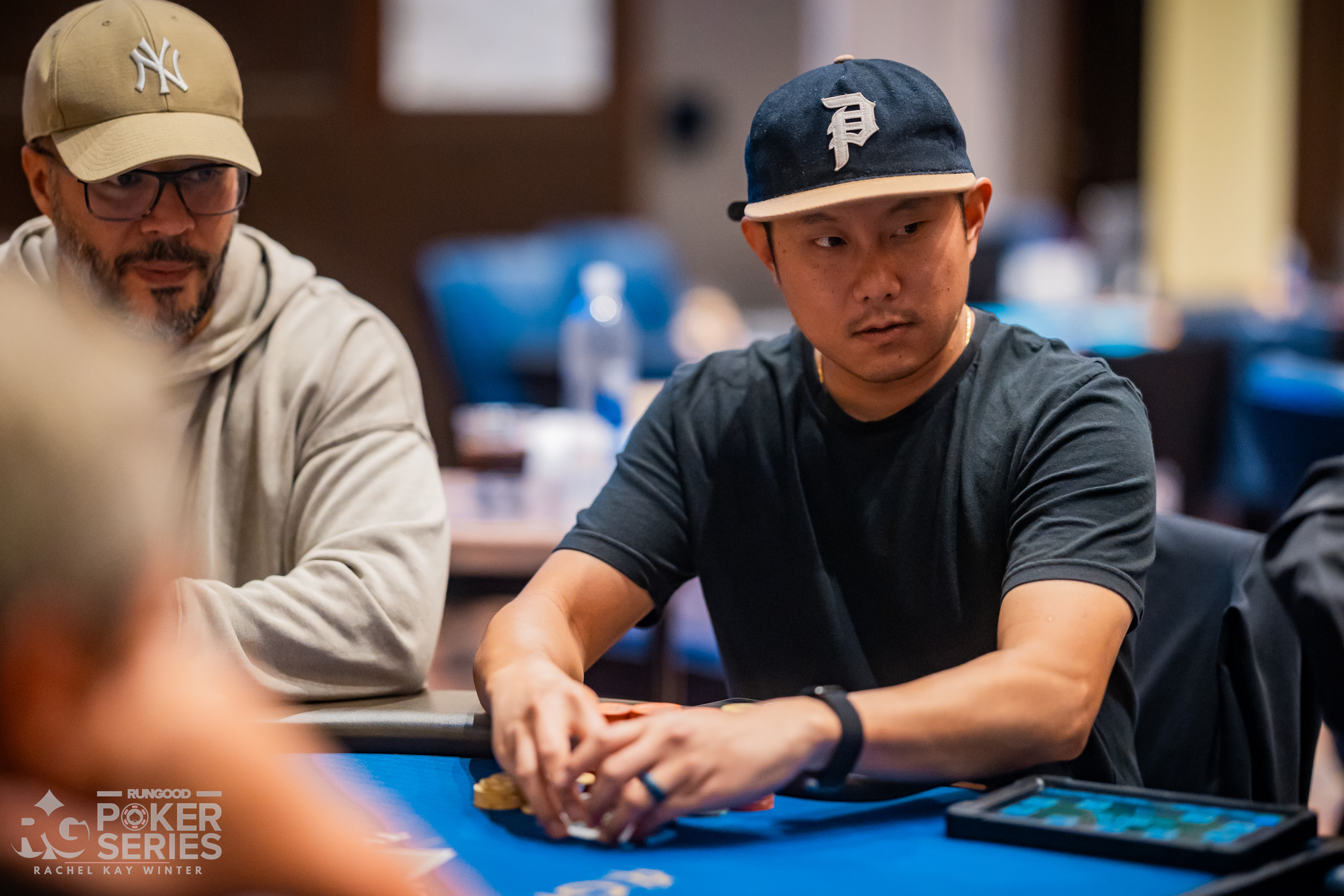 Xiong Thao 在 $400 PokerNews Cup 首日强势领跑，单日筹码占比近三成 - 凯发娱乐